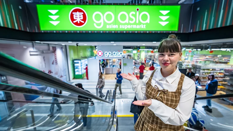 Go-Asia-Marketing-Chefin Mariah-Lee Müller präsentiert Bielefelds ersten Go-Asia-Supermarkt im Untergeschoss des Shoppingcenters Loom. - © Sarah Jonek