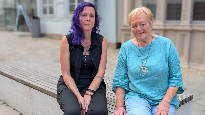 Am Ort des Geschehens: Daniela Klöpperpieper (links) und Marianne Rautenberg vom Verein "Unsere Hände für viele Pfoten" vor dem Hexenbürgermeisterhaus. Sie vermuten einen Verstoß gegen das Tierschutzgesetz. Rautenberg hat Strafanzeige gestellt. - © Annika Langhagel