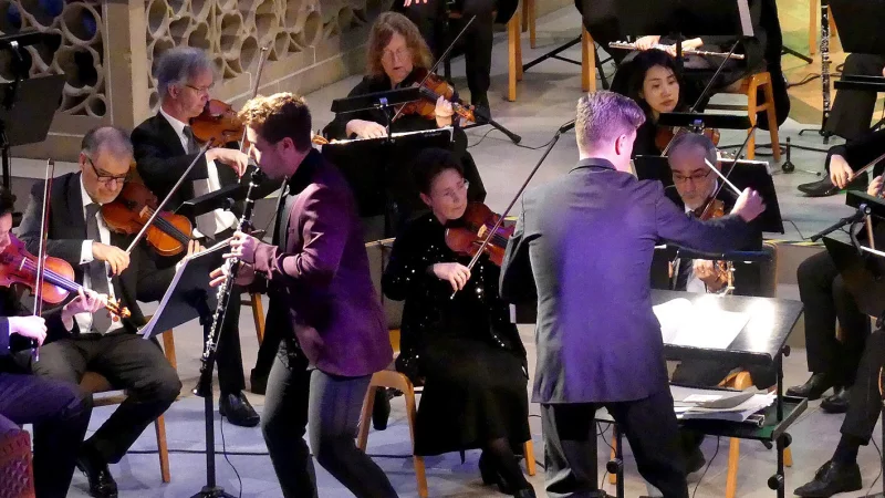 Pablo Barrag&aacute;n erwies sich als ein absoluter Meister der Klarinette; rechts Generalmusikdirektor Per-Otto Johannson. - &copy; Rudi Rudolph