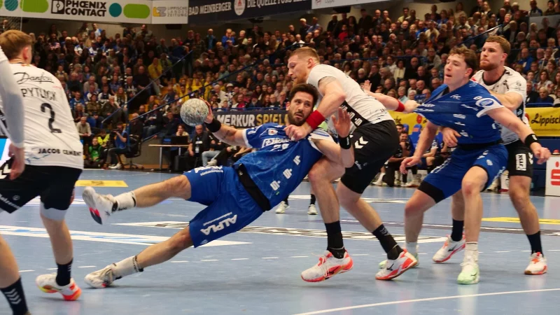 Tim Suton und Joel Willecke öffnen gegen die Flensburger „Kleiderschränk“ Blaz Blagotinsek und Johannes Golla die Tür. - © Jörg Hagemann