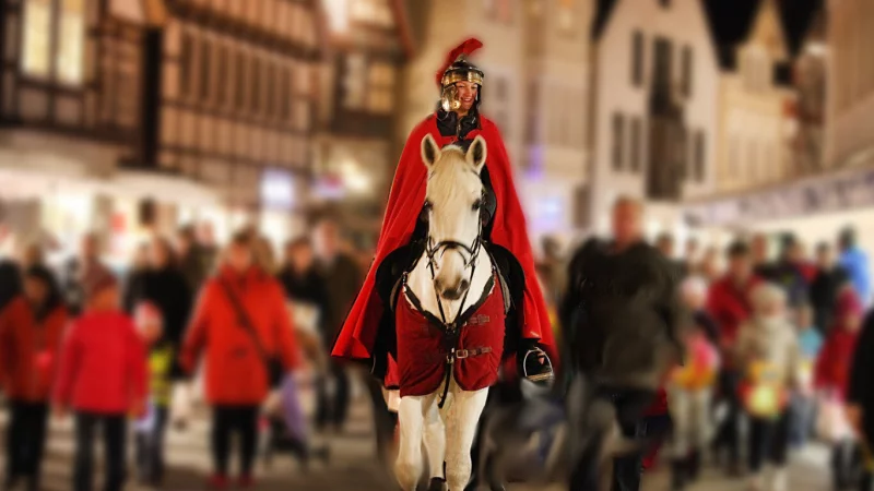 St. Martin hoch zu Ross f&uuml;hrt den feierlichen Laternenumzug in Detmold an. - &copy; Fotomontage: Vera Gerstendorf-Welle/LZ
