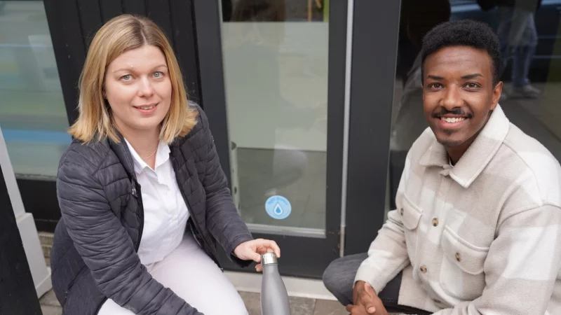 Esther Rosenbrock und Dennis Omar aus dem Team des Familien-Info-Treffs der Stadt Detmold in der Schülerstraße. Dort können Durstige ab sofort ihre Wasserflaschen kostenlos auffüllen. - © Stadt Detmold