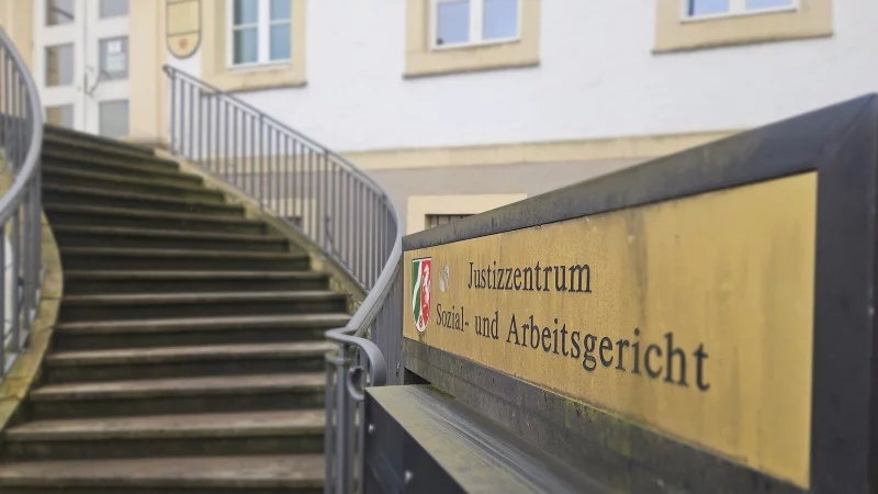 Wer h&auml;tte es gedacht: Auch beim sonst so ernsten Arbeitsgericht passieren skurille Sachen. Vor etwa 20 Jahren sorgte ein Urteil hier f&uuml;r Aufsehen. Warum? Es war so etwas wie ein Gedicht im Namen des Volkes. - &copy; Janet K&ouml;nig