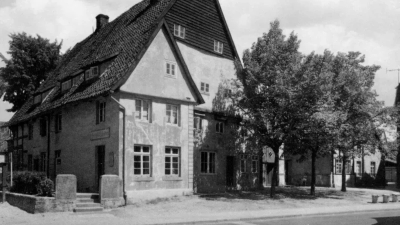 1951 zog die Stadtb&uuml;cherei von der Pla&szlig;stra&szlig;e in das sogenannte Paradies'sche Haus um. Nach mehreren weiteren Umz&uuml;gen befindet sie sich seit 2017 direkt neben dem Rathaus. - &copy; Stadtarchiv Lage