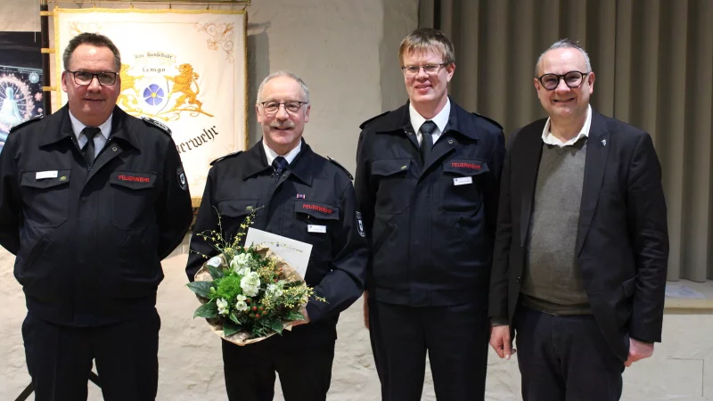 Stephan Helms (mit Blumenstrau&szlig;) wurde in die Ehrenabteilung aufgenommen. Lars-Uwe Brede, Leiter der Feuerwehr (von links); sein Stellvertreter Christian Depping und B&uuml;rgermeister Markus Baier gratulieren. - &copy; Raffael Giebel