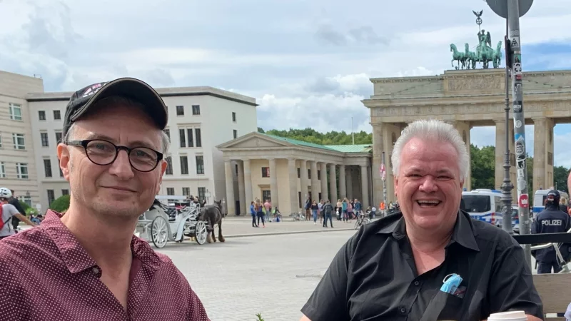 Johannes-Sebastian Strauss (links) und Klaus Kettner laden zum literarischen Abend ins Caf&eacute; Cup. - &copy; Bildrechte: Strauss & Kettner
