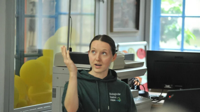 Vivian Holzhauer erl&auml;utert auf die Leinwand projizierte Bilder von Insekten und fachlichen Daten. - &copy; BUND Lage