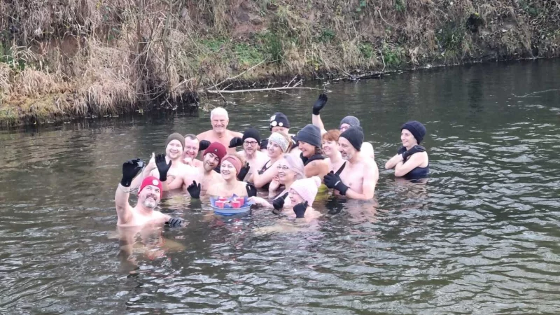 Bei 6 Grad im Wasser: Die Mitglieder der Lippischen Kaltbadevereinigung tauchen ein ins kalte Nass. - &copy; Kirsten Fuhrmann