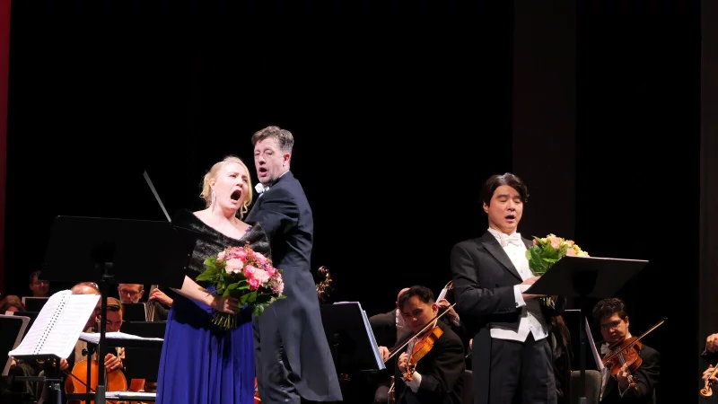 Facettenreiches Neujahrskonzert des Landestheaters: Sopranistin Johanna Nylund und Tenor Ji-Woon Kim schwelgen in Wiener Walzerseligkeit mit dem Sinfonischen Orchester unter Leitung von Generalmusikdirektor Per-Otto Johansson. - &copy; Thomas Kr&uuml;gler