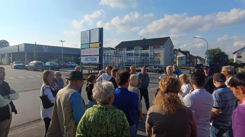 Die Nachbarschaft der Horner Kampstra&szlig;e bespricht mit Politikern die Probleme, die das Fachmarktzentrum ihrer Meinung nach verursacht. - &copy; Kyrill von Matuschka