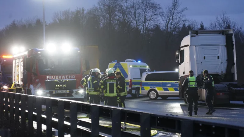 Paderborn: Besch&auml;digte Fahrzeuge, Feuerwehr und Polizei stehen auf der Fahrbahn nach einer durch Gl&auml;tte ausgel&ouml;sten Unfallserie mit mehreren Toten und vielen Verletzten auf der A44. - &copy; Christian M&uuml;ller/dpa