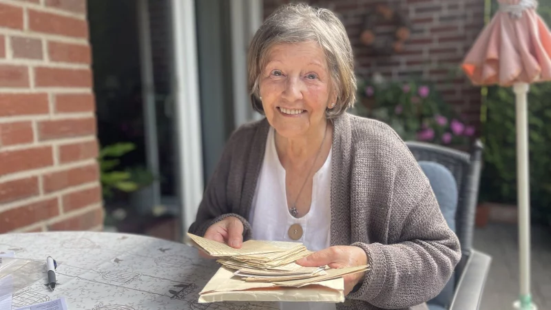 Jahrzehntelang dachte Christel Kracht (87), ihr Vater habe nach dem Krieg nichts mehr von seiner Familie wissen wollen. Erst 2006 nach dem Tod ihrer Schwester bekam sie seine alten Briefe zu sehen - an die Mutter, die Geschwister und auch an sie selbst. - © Silke Buhrmester