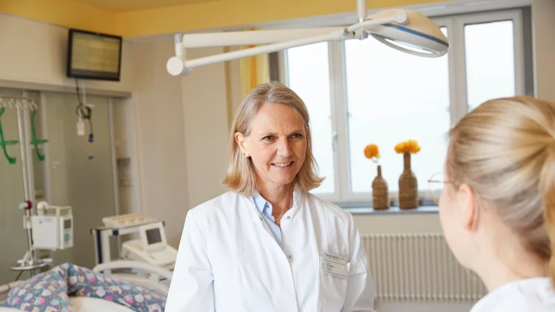 Dr. Corinna Bryan erkl&auml;rt Schwangeren, wie sie gut durch die hei&szlig;en Tage kommen. - &copy; Klinikum Lippe