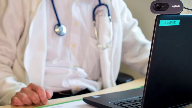 Haus&auml;rzte erhalten vom Land NRW verschiedene F&ouml;rderm&ouml;glichkeiten, die aber stark nachgefragt werden. - &copy; Monika Skolimowska/dpa-Zentralbi