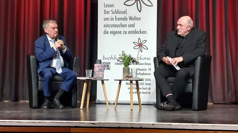 Auf der B&uuml;hne des Niklas-Luhmann-Gymnasiums kommt Herbert Reul mit Jochen H. Peters (rechts) ins Gespr&auml;ch. F&uuml;nf der Hauptthemen des Reul-Buches greifen die beiden auf. - &copy; Karin Prignitz