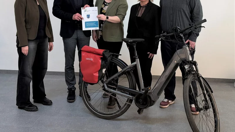 Freuen sich auf die weitere Zusammenarbeit im landesweiten Netzwerk Zukunftsnetz Mobilit&auml;t NRW: B&uuml;rgermeister Dirk Tolkemitt (Zweiter von links) &uuml;bernimmt dankend die neue Rahmenvereinbarung von Linda Waldeyer (Mitte, Nahverkehr Westfalen-Lippe, NWL) gemeinsam mit Susanne L&uuml;bker (Fachbereich Stadtentwicklung und Umwelt, Stadt Bad Salzuflen), Ulrike Niebuhr (Zweite von rechts, Technische Beigeordnete, Stadt Bad Salzuflen) und Sebastian Baving (Radverkehrsbeauftragter, Stadt Bad Salzuflen). - &copy; Stadt Bad Salzuflen