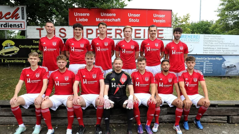Neu im roten Trikot des TuS Lipperreihe: (hinten von links) Leon Schrenke, Noel Ansias-Munoz, Luca Schlingmann, Philipp Düsterdiek, Laurant Dragusha, Jan-Justin Johannhörster sowie (vorne von links) Til Peikert, Tim Zeihe, Tim Witte, Patrick Barthelmeus, Leon Neugebauer, Jamel Knouzi und Finn Mosebach. - © Oliver König
