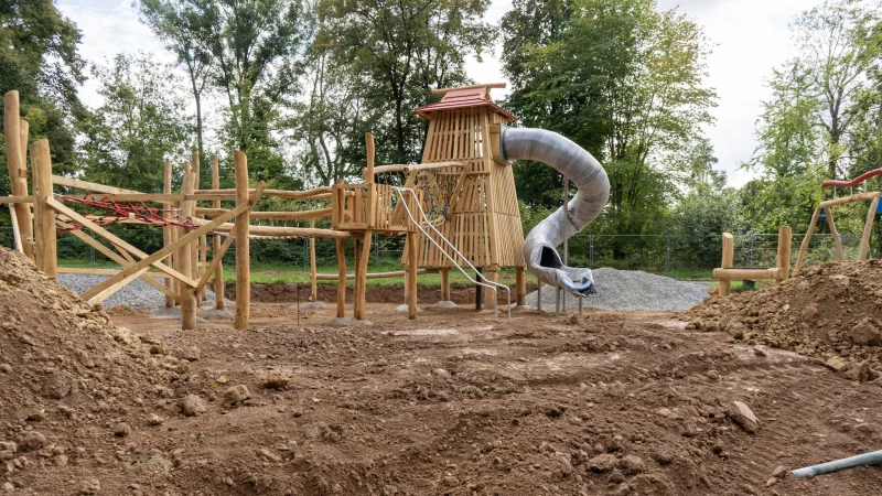 Im Silvaticum auf der Wiese gegen&uuml;ber dem Badehause wird aktuell die Aktivinsel errichtet. Ein Gro&szlig;teil des Kletterwaldes steht bereits. - &copy; Stadt Horn-Bad Meinberg