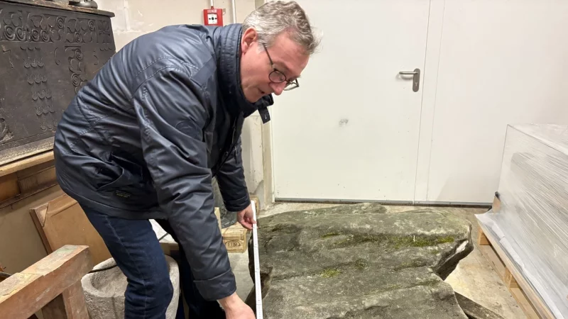 Museumsleiter Dr. Michael Zelle vermisst das Reliefst&uuml;ck aus Sandstein mit einem Zollstock. - &copy; Jan Schillmann