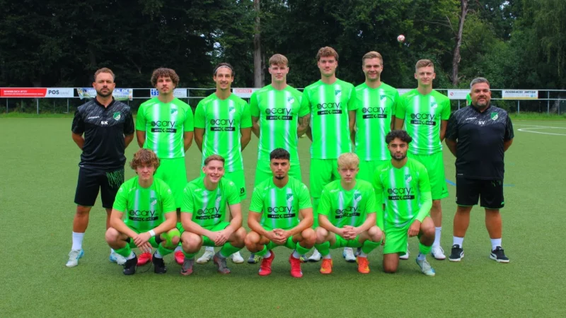 Trainer Sebastian Klaßes (hinten links) und Sportlicher Leiter Sladjan Vucetic (hinten rechts) präsentieren die Neuzugänge mit (hinten von links) Alexander Löwen, Dario Cariglia, Stephan-Maurice Wennemann, Janis Kopmann, Hannes Stegen, Niclas Lehbrink sowie (vorne von links) Jannis Völkel, Nico Neufeld, Cem Kipel, Jannik Mütener, Robin Derbas.?Foto: TuS Ahmsen - © TuS Ahmsen