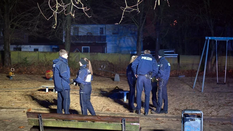 In den Bielefelder Ortsteilen Brake und Baumheide wurden an Silvester zwei 18-J&auml;hrige durch gez&uuml;ndete B&ouml;ller get&ouml;tet. - &copy; Christian M&uuml;ller/dpa