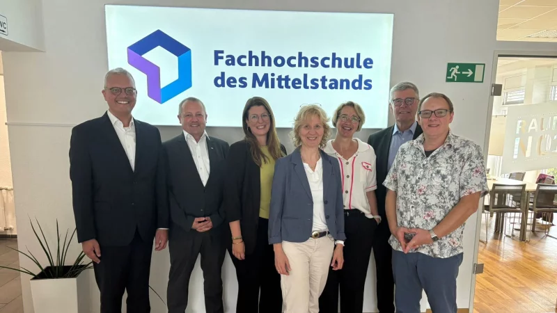 Prof. Dr. Dr. hc. Volker Wittberg (FHM), Kalletals B&uuml;rgermeister Mario Hecker, Elisa Goldmann (FHM), Dr. Beatrix Wallberg und Birgit Rehberg (beide Kreis Herford), Friedel Heuwinkel (FHM) und Projektmanager Wolfram
Kneist (von links) diskutieren das Wasserstoffprojekt. - &copy; Gemeinde Kalletal