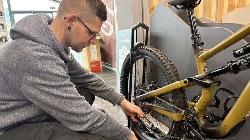 Fahrradmonteur Max Fromberg erkl&auml;rt, wie wichtig es ist, das Ketten&ouml;l in die Glieder der Fahrradkette einlaufen zu lassen. Wird es nur &uuml;ber die Kette gegossen, hat die ganze Prozedur kaum einen Effekt. - &copy; Jan Schillmann