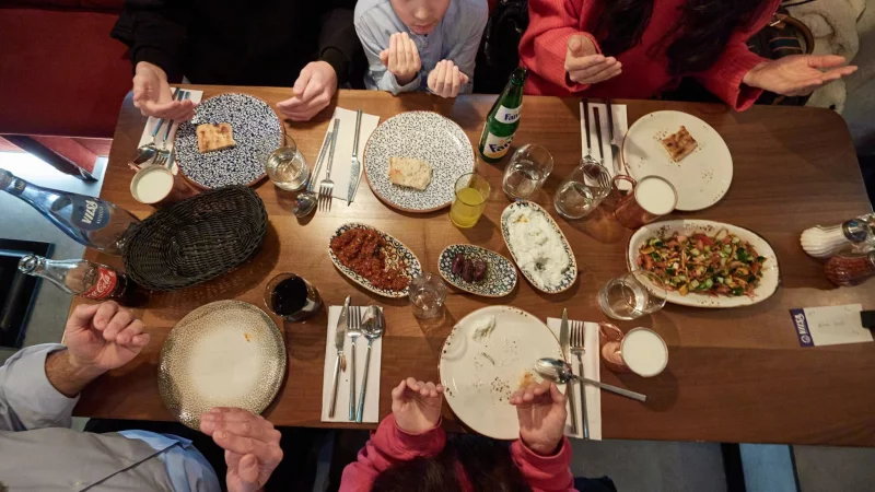 Am 18. Februar beginnt der Ramadan. Muslime fasten dann mehrere Wochen. Nahrung nehmen sie in dieser Zeit erst nach Sonnenuntergang zu sich. - &copy; Georg Wendt/dpa