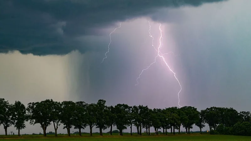In Ostwestfalen-Lippe sind gebietsweise kräftige Gewitter möglich. - © Patrick Pleul/dpa
