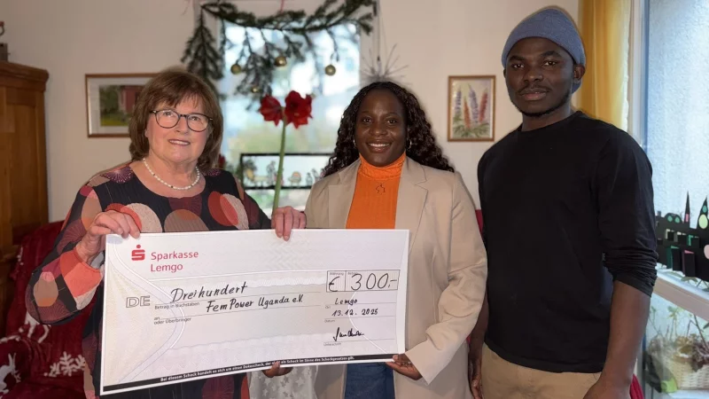 Petra Sundermann (von links) spendet 300 Euro an den ehrenamtlichen Verein "FemPower Uganda", der das Wunschprojekt von Berna Nangobya ist. Dabei wird sie von ihrem langj&auml;hrigen Freund Aslam unterst&uuml;tzt. - &copy; Jan Schillmann