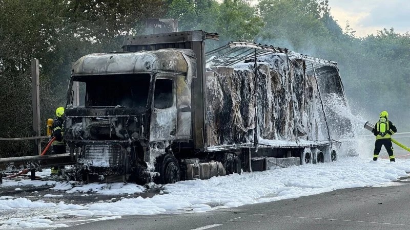 Ein Lkw ist vor wenigen Tagen auf der A2 bei Herford völlig ausgebrannt. - © Feuerwehr Herford