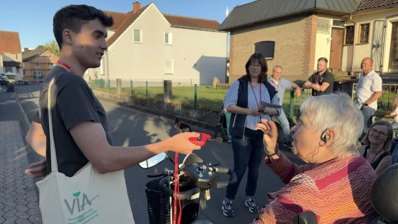 Auch bei der zweiten Begehung im Rahmen des Fu&szlig;verkehr-Check NRW tauschten sich B&uuml;rger und Fachleute des Planungsb&uuml;ros aus. - &copy; Gemeinde Schlangen