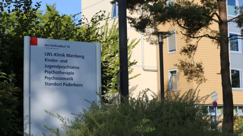 Ein Schild weist auf die kinder- und jugendpsychiatrische Klinik hin. Dort soll eine 13-j&auml;hrige Patientin eine Betreuerin mit einem Messer angegriffen haben. - &copy; Christian M&uuml;ller/dpa