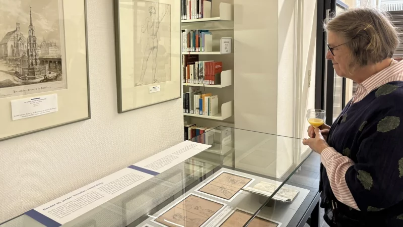 Besucherin Marie-Luise Grute betrachtet die Kunstwerke Ernst von Bandels. - &copy; Jan Schillmann