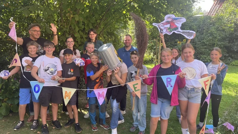 Kinder können beim Sommerfest im Hexenbürgermeisterhaus in die Welt der kleinen Hexe eintauchen. - © Vasco Stemmer