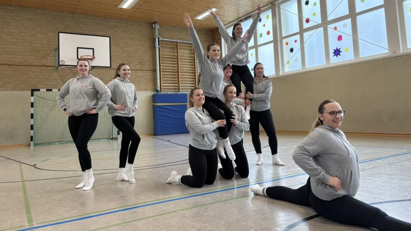 Die menschlichen Pyramiden der Funkengarde: Samira Brinkmann (von links), Tamina Brinkmann, Hannah Dingelmann, Lena Stahlmann, Angelique Diring, Simone Manz, Marlene Manz und Aylin Sayin. Vivian Sander macht vorne den Spagat. - &copy; Jan Schillmann