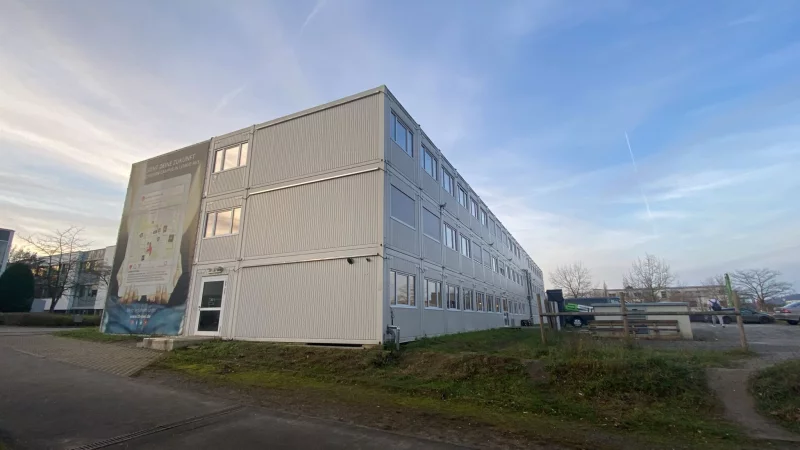 Laut des Aktionskreises Lehre am Hochschulstandort in H&ouml;xter sollen hier k&uuml;nftig die Hochschulmitarbeiter aus H&ouml;xter einziehen. Laut der Hochschule selbst ist darin bislang ein Lernlabor f&uuml;r Sch&uuml;lerinnen und Sch&uuml;ler in Lemgo untergebracht. - &copy; Aktionskreis Lehre