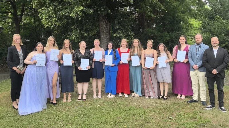 Die Absolventinnen des Beruflichen Gymnasiums der Stiftung Eben-Ezer haben nun in einem feierlichen Rahmen ihre Zeugnisse überreicht bekommen. - © Eben-Ezer