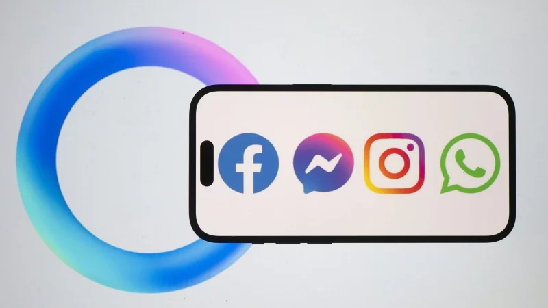 Die Logos der Apps von Facebook (l-r), Messenger, Instagram und WhatsApp werden auf dem Bildschirm eines iPhone vor dem Logo der KI-Software Meta AI des Facebook-Konzern Meta angezeigt (Illustration). Im Fall der Eil-Klage von Verbraucherschützern gegen den Facebook-Konzern Meta wegen der geplanten Verwendung von Nutzerdaten für KI-Training hat das Oberlandesgericht Köln am Freitag Meta die Nutzung erlaubt. (zu dpa: «Meta darf Facebook-Daten für KI-Training nutzen») - © Sebastian Kahnert/dpa