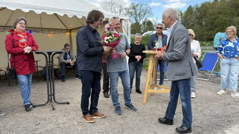 Bürgermeister Heinz-Dieter Krüger (rechts) beschenkt die Betreiber des Wohnmobilhafens, Nikolaus Ehspaner und Heinz Ridder, mit einem Blumenstrauß. - © Jan Schillmann