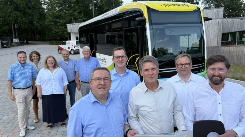 Bei der Schlüsselübergabe: (von links) Matthias Buchheim (Aufsichtsrat der KVG Lippe), die Landratskandidatinnen Dr. Inga Loke und Ilka Kottmann, Heinz-Dieter Krüger (Bürgermeister Horn-Bad Meinberg), Thomas Katzer (Bürgermeister Augustdorf), Landrat Dr. Axel Lehmann, Matthias Kalkreuter (Aufsichtsratsvorsitzender KVG Lippe), Robert Wilhelm (Daimler Buses GmbH), Thomas Jahn (Gesellschafterversammlung der KVG), Achim Oberwöhrmeier (Geschäftsführer KVG Lippe). - © Jan Schillmann
