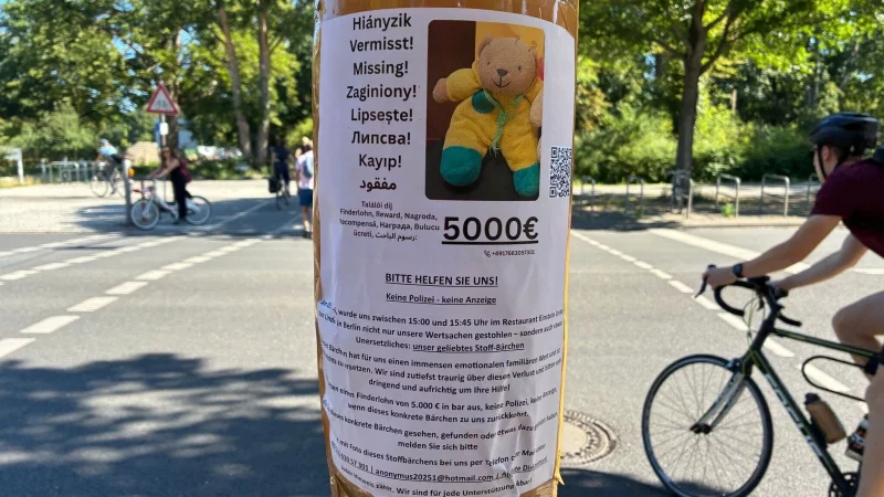 Ein Suchplakat f&uuml;r den vermissten Teddy, das einen Finderlohn von jetzt 5000 Euro verspricht, klebt in Berlin an einer S&auml;ule. Zuvor waren es noch 1000 Euro. - &copy; Caroline Bock/dpa