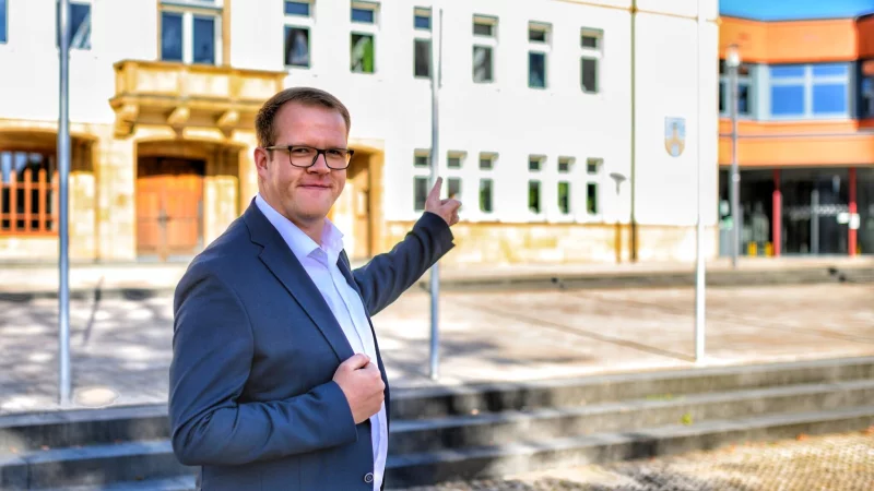 Der parteilose Kandidat Tobias T&ouml;lle hat &uuml;berraschend die B&uuml;rgermeisterwahl in Bad Driburg im Kreis H&ouml;xter gewonnen - einer von 13. - &copy; Chris Hetk&auml;mper