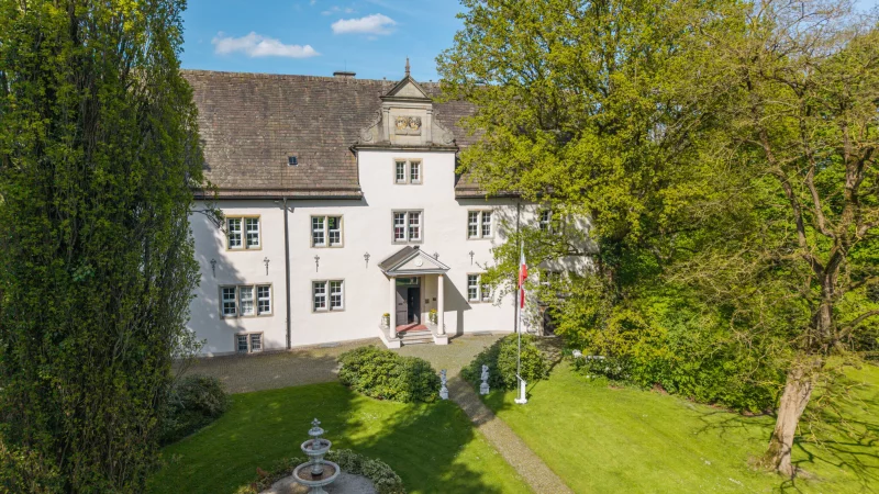 Das Schloss Alverdissen liegt mitten im Ortskern und ist ein wahrer Hingucker. Besitzer Rainer Terschluesen sucht schon lange nach einem Käufer. - © Fotorechte: Sotheby's International Realty
