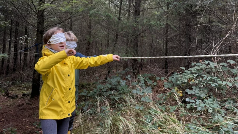 Jessica Francis (von links) und Johannes Lesemann laufen mit verbundenen Augen. Das Ziel ist, dass sie mit ihrem Tastsinn den Weg entlang gehen und ihr Ziel erreichen. - &copy; Jan Schillmann