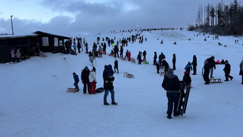 Viel los auf dem Rethberg in Linderhofe. - &copy; Sternberger Wintersportfreunde