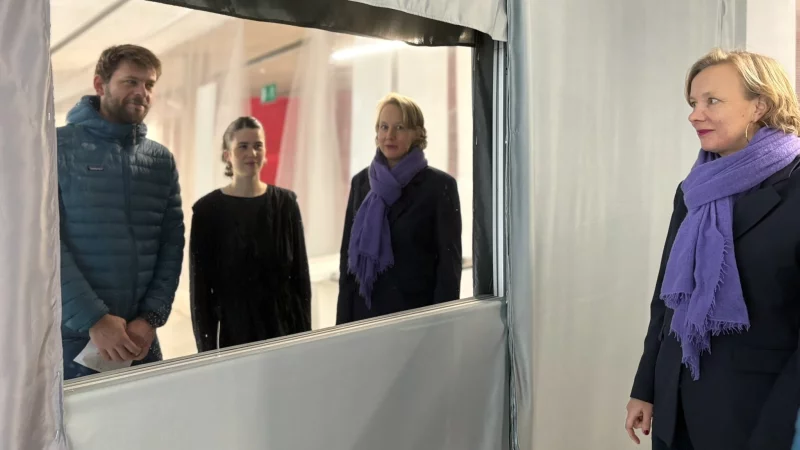 Das einseitig verspiegelte Betrachtungsfenster: Professor Nicolas Rauch (von links), Studentin Livia Giloj und Professorin Stephanie Stratmann sehen sich im Spiegel, w&auml;hrend andere Besucher sie durch das Fenster sehen k&ouml;nnen. - &copy; Jan Schillmann