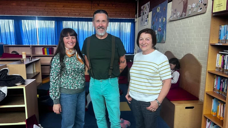 Joachim Barz (von links), Nataliia Kladko und Dagmar Rott engagieren sich im Leseclub Traumwelt, bei dem Grundschulkinder dienstags willkommen sind. - &copy; Cordula Gr&ouml;ne