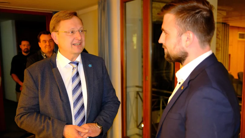 Mats Uffe Schubert (rechts) gratuliert Dr. Andreas J. Wulf - der dem noch jungen SPD-Bewerber seinen Respekt für den Wahlkampf zollt. - © Sven Koch