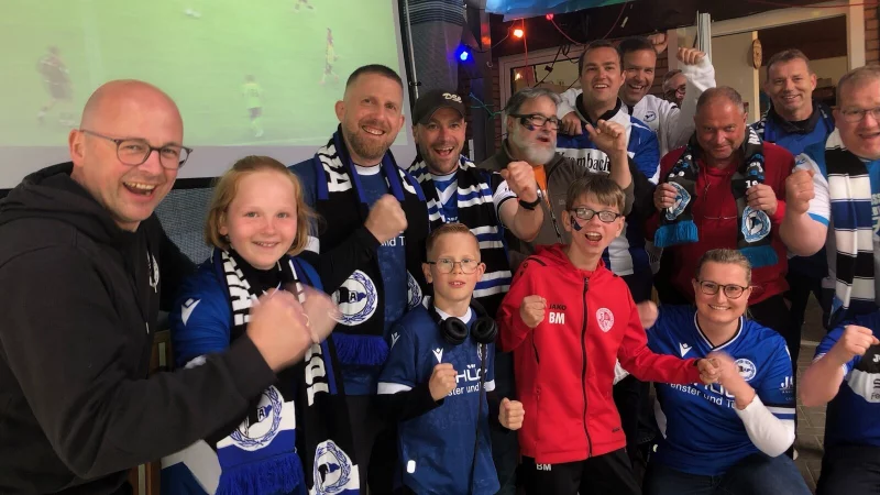Die Stimmung auf dem Sportplatz in Diestelbruch ist bestens - und durchweg pro Arminia. - © Martin Hostert